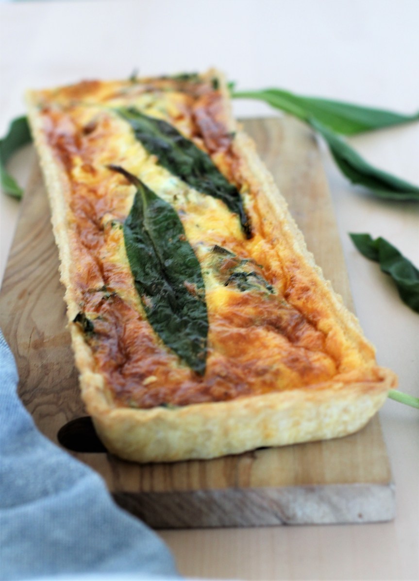 Tavaszi quiche medvehagymával és karamellizált&nbsp;hagymával